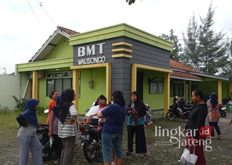 Para nasabah saat menggeruduk Kantor Pusat BMT Walisongo di Jalan Papandayan, Kecamatan Gajahmungkur, Kota Semarang, pada Selasa, 4 Maret 2025. (Syahril Muadz/Lingkarjateng.id)