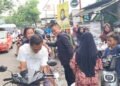 BERBAGI: Anggota DPRD Pati, Mukit, membagikan takjil kepada masyarakat dan pengendara yang melintas di Jalan Raya Juwana-Jakenan, Minggu, 16 Maret 2025. (Setyo Nugroho/Lingkarjateng.id)