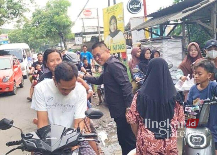 BERBAGI: Anggota DPRD Pati, Mukit, membagikan takjil kepada masyarakat dan pengendara yang melintas di Jalan Raya Juwana-Jakenan, Minggu, 16 Maret 2025. (Setyo Nugroho/Lingkarjateng.id)
