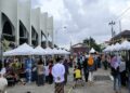 Suasana pasar takjil di area Masjid Agung Kendal yang tampak ramai dikunjungi masyarakat . (Arvian Maulana/Lingkarjateng.id)