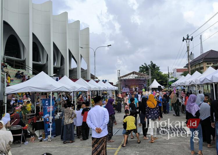 Suasana pasar takjil di area Masjid Agung Kendal yang tampak ramai dikunjungi masyarakat . (Arvian Maulana/Lingkarjateng.id)