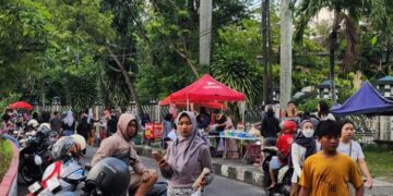 Suasana bazar takjil Ramadhan di trotoar Simpang Lima Kecamatan Purwodadi, Kabupaten Grobogan, Sabtu, 1 Maret 2025. (Dok. Disperindag Grobogan/Lingkarjateng.id)