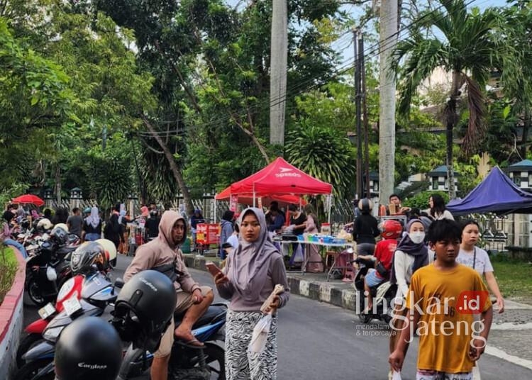 Suasana bazar takjil Ramadhan di trotoar Simpang Lima Kecamatan Purwodadi, Kabupaten Grobogan, Sabtu, 1 Maret 2025. (Dok. Disperindag Grobogan/Lingkarjateng.id)
