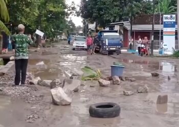 Aksi blokade Jalan Tayu-Dukuhseti, Kabupaten Pati, yang dilakukan warga untuk menuntut perbaikan beberapa waktu lalu. (Mutia Parasti/Lingkarjateng.id)