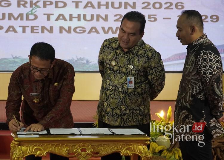 (Kanan ke kiri) Bupati Bojonegoro, Setyo Wahono; Bupati Blora, Arief Rohman; dan Bupati Ngawi, Ony Anwar Harsono; saat melalukan penandatanganan kerja sama pembangunan daerah perbatasan baru-baru ini. (Dok. Pemkab Blora/Lingkarjateng.id)