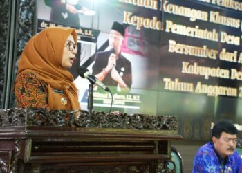 Bupati Demak, Eisti'anah, saat memberi arahan dalam kegiatan sosialisasi pelaksanaan BKK tahun anggaran 2025 kepada pemdes bertempat di Pendopo Demak pada Jumat, 14 Maret 2025. (M. Burhanuddin Aslam/Lingkarjateng.id)