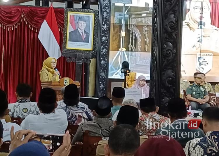 Bupati Demak, Eisti’anah, saat memberi arahan dalam kegiatan Musrenbang RKPD Demak tahun 2026 sekaligus Forum Konsultasi Publik Rancangan Awal RPJMD Demak tahun 2025-2029 bertempat di pendopo kabupaten setempat pada Selasa, 25 Maret 2025. (M. Burhanuddin Aslam/Lingkarjateng.id)