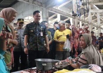 Bupati Jepara, Witiarso Utomo, bersama rombongan meninjau harga dan stok kebutuhan pokok di Pasar Jepara II, Selasa, 11 Maret 2025. (Lingkarjateng.id)