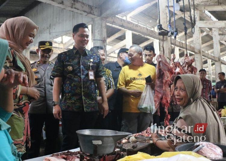 Bupati Jepara, Witiarso Utomo, bersama rombongan meninjau harga dan stok kebutuhan pokok di Pasar Jepara II, Selasa, 11 Maret 2025. (Lingkarjateng.id)