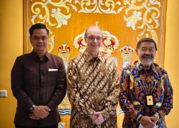 Bupati Jepara, Witiarso Utomo (kiri), berfoto bersama Duta Besar Spanyol untuk Indonesia, Fransisco de Asís Aguilera (tengah). (Tomi Budianto/Lingkarjateng.id)