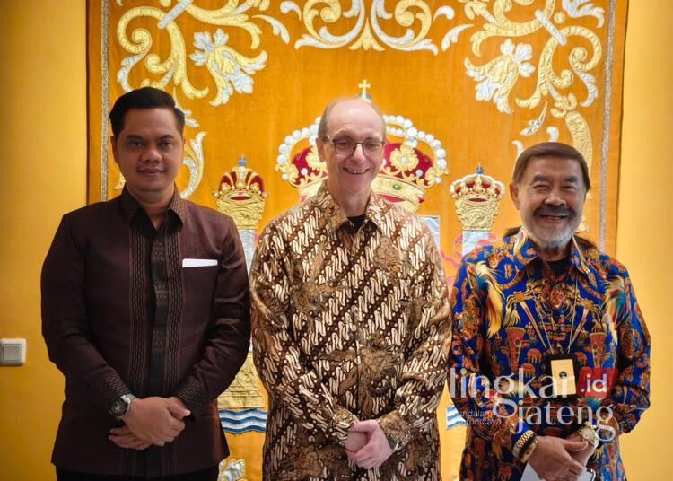 Bupati Jepara Jajaki Kerja Sama Industri Furnitur dengan Spanyol 25 Bupati Jepara, Witiarso Utomo (kiri), berfoto bersama Duta Besar Spanyol untuk Indonesia, Fransisco de Asís Aguilera (tengah). (Tomi Budianto/Lingkarjateng.id)