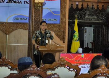 Bupati Jepara, Witiarso Utomo, saat memberikan sambutan dalam rakor terkait pembenrukan Kopdes Merah Putih di Pendopo RA Kartini, Jepara, pada Selasa, 18 Maret 2025. (Muhammad Aminudin/Lingkarjateng.id)
