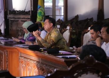 Bupati Jepara, Witiarso Utomo, bersama jajaran Pemkab Jepara saat berdialog dengan para pengusaha di Pendopo Kabupaten Jepara pada Rabu, 12 Maret 2025. (Tomi Budianto/Lingkarjateng.id)