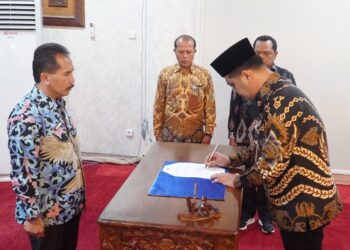 Penandatangan pemindahan jabatan yang dilakukan oleh Bupati Jepara, Witiarso Utomo, kepada Edy Sujatmiko dari Sekda menjadi Kepala Diskarpus pada Rabu malam, 19 Maret 2025. (Muhammad Aminudin/Lingkarjateng.id)