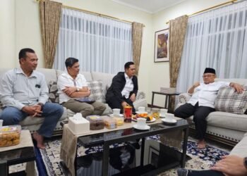 Bupati Jepara, Witiarso Utomo, saat menemui Menteri Pendidikan Dasar dan Menengah (Mendikdasmen), Abdul Mu'ti, di Rumah Dinas Mendikdasmen, Jakarta, pada Rabu malam, 5 Maret 2025. (Tomi Budianto/Lingkarjateng.id)