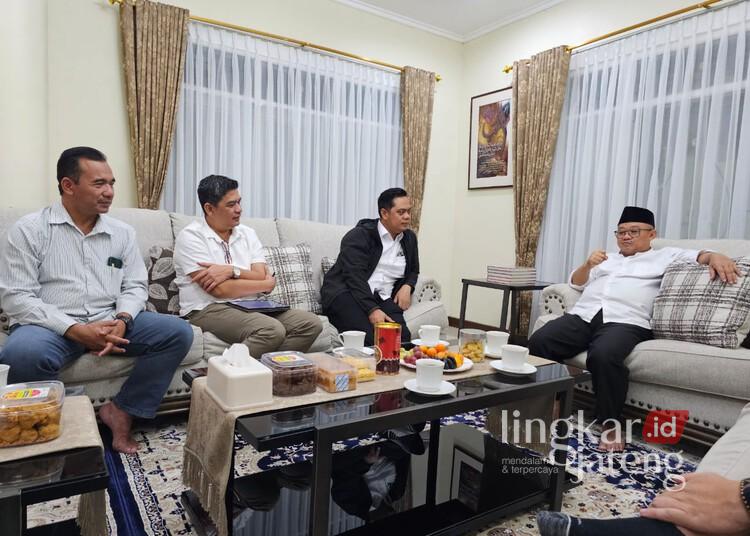 Temui Mendikdasmen, Bupati Jepara Ajukan Bantuan Rehabilitasi Sekolah Rp 59,9 Miliar 25 Bupati Jepara, Witiarso Utomo, saat menemui Menteri Pendidikan Dasar dan Menengah (Mendikdasmen), Abdul Mu'ti, di Rumah Dinas Mendikdasmen, Jakarta, pada Rabu malam, 5 Maret 2025. (Tomi Budianto/Lingkarjateng.id)