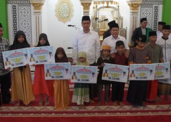 Bupati Jepara, Witiarso Utomo, saat melaksanakan kegiatan safari Jumat di Masjid Jami' Baitul Muttaqin, Karimunjawa, pada Jumat, 21 Maret 2025. (Tomi Budianto/Lingkarjateng.id)