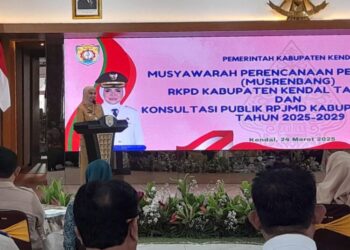 Bupati Kendal, Dyah Kartika Permanasari, saat menyampaikan sambutannya dalam musrenbang RIKPD dan konsultasi publik penyusunan RPJMD tahun 2025-2029 pada Senin, 24 Maret 2025. (Arvian Maulana/Lingkarjateng.id)