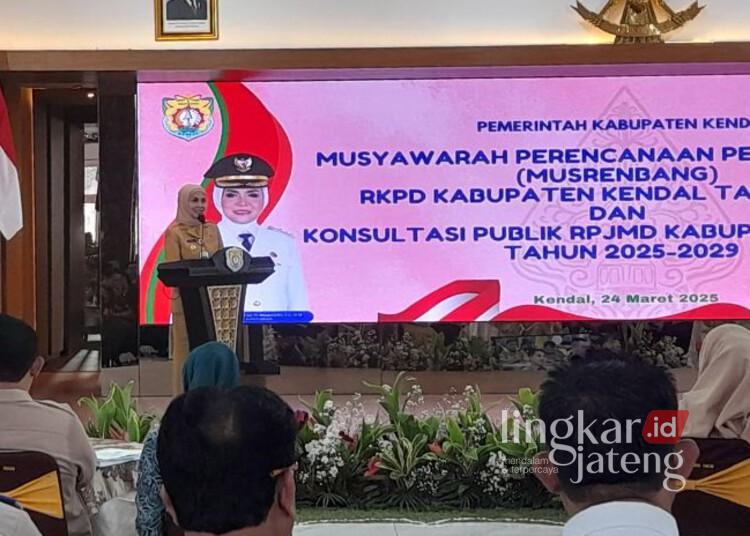 Bupati Kendal, Dyah Kartika Permanasari, saat menyampaikan sambutannya dalam musrenbang RIKPD dan konsultasi publik penyusunan RPJMD tahun 2025-2029 pada Senin, 24 Maret 2025. (Arvian Maulana/Lingkarjateng.id)