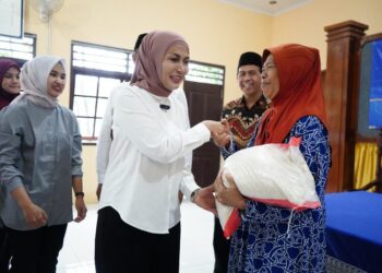 Bupati Kendal, Dyah Kartika Permanasari, secara simbolis memberikan bantuan beras kepada warga terdampak banjir di Kelurahan Pekauman, Kecamatan/Kabupaten Kendal, pada Minggu, 2 Maret 2025. (Dok. Pribadi/Lingkarjateng.id)