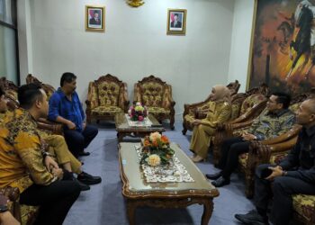 Hari Pertama Bertugas, Bupati dan Wabup Kendal Silaturahmi ke DPRD 32 Bupati dan Wakil Bupati Kendal, Dyah Kartika Permanasari dan Benny Karnadi, saat bersilaturahmi ke DPRD setempat pada Senin, 3 Maret 2025. (Arvian Maulana/Lingkarjateng.id)