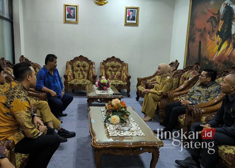 Bupati dan Wakil Bupati Kendal, Dyah Kartika Permanasari dan Benny Karnadi, saat bersilaturahmi ke DPRD setempat pada Senin, 3 Maret 2025. (Arvian Maulana/Lingkarjateng.id)