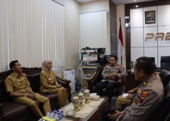 Silaturahmi ke Polres, Bupati Kendal Bahas Keamanan dan Ketertiban Wilayah 31 Bupati dan Wakil Bupati Kendal, Dyah Kartika Permanasari dan Benny Karnadi, saat bercengkerama dengan Kapolres Kendal, AKBP Feria Kurniawan, di Mapolres Kendal pada Senin, 3 Maret 2025. (Dok. HMS/Lingkarjateng.id)