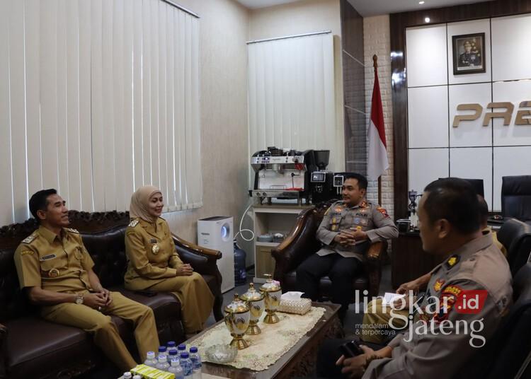 Bupati dan Wakil Bupati Kendal, Dyah Kartika Permanasari dan Benny Karnadi, saat bercengkerama dengan Kapolres Kendal, AKBP Feria Kurniawan, di Mapolres Kendal pada Senin, 3 Maret 2025. (Dok. HMS/Lingkarjateng.id)