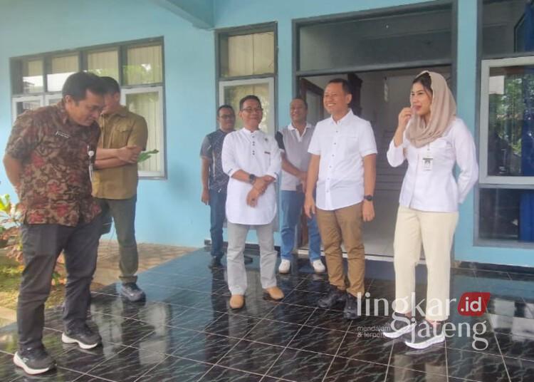 Bupati dan Wakil Bupati Kudus, Sam’ani Intakoris dan Bellinda Putri Sabrina Birton, saat mengunjungi kantor Perusahaan Umum Daerah Air Minum (PDAM) Tirta Muria Kudus pada Jumat, 14 Maret 2025. (Mohammad Fahtur Rohman/Lingkarjateng.id)