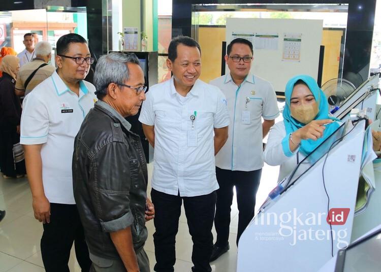 Bupati Kudus Berencana Kembangkan RSUD Berstandar Internasional di Lahan Eks Matahari 25 Bupati Kudus, Sam’ani Intakoris, saat mengunjungi RSUD dr. Loekmono Hadi pada Kamis, 6 Maret 2025. (Nisa Hafizhotus S./Lingkarjateng.id)