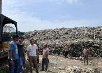 Bupati Kudus, Sam'ani Intakoris, saat meninjau kondisi sampah TPA Tanjungrejo pada Sabtu, 15 Maret 2025. (Mohammad Fahtur Rohman/Lingkarjateng.id)