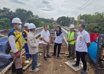 Bupati Kudus Sam'ani Intakoris dan Wakil Bupati Kudus Bellinda Putri Sabrina Birton saat meninjau pembangunan Jembatan Karangsambung-Bae pada Jumat, 7 Maret 2025. (Nisa Hafizhotus S./Lingkarjateng.id)