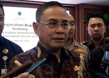 Bupati Pati, Sudewo, memberi keterangan usai kegiatan pengarahan Bupati Pati tentang penyesuaian pendapatan dan efisiensi anggaran dalam APBD tahun anggaran 2025 di Pendopo Kabupaten Pati pada Kamis, 13 Maret 2025. (Mutia Parasti/Lingkarjateng.id)