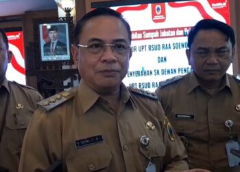 Bupati Pati, Sudewo, saat memberi keterangan usai melantik Direktur RSUD RAA Soewondo di Pendopo Kabupaten Pati pada Senin, 3 Maret 2025. (Mutia Parasti/Lingkarjateng.id)