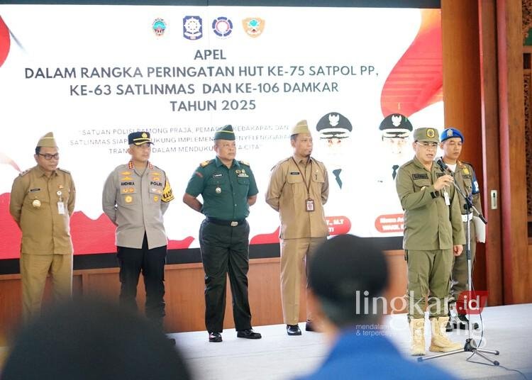 Bupati Pati, Sudewo, memimpin peringatan HUT ke-75 Satpol PP, HUT ke-63 Satlinmas, dan HUT ke-106 Damkar di Pendopo Kabupaten Pati, pada Senin, 10 Maret 2025. (Setyo Nugroho/Lingkarjateng.id)