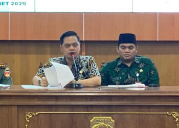 Bupati Jepara, Witiarso Utomo, saat memimpin rapat koordinasi High Level Meeting Tim Pengendali Inflasi Daerah (TPID) Kabupaten Jepara dalam rangka kesiapsiagaan bulan Ramadhan dan menyambut Idul Fitri 1446 Hijriah di Gedung Shima, Selasa, 18 Maret 2025. (Tomi Budianto/Lingkarjateng.id)