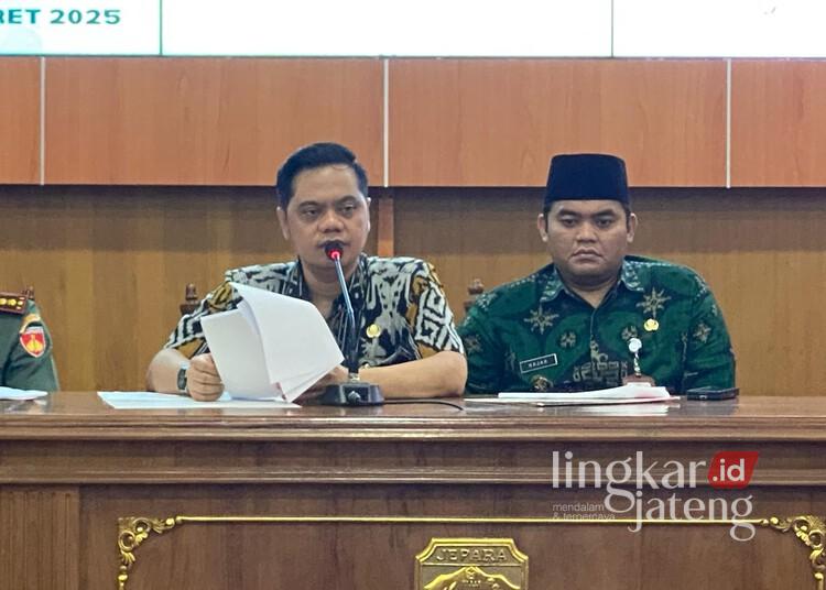 Pemkab Jepara Fokuskan Pelayanan Mudik Lebaran di Daerah Wisata 25 Bupati Jepara, Witiarso Utomo, saat memimpin rapat koordinasi High Level Meeting Tim Pengendali Inflasi Daerah (TPID) Kabupaten Jepara dalam rangka kesiapsiagaan bulan Ramadhan dan menyambut Idul Fitri 1446 Hijriah di Gedung Shima, Selasa, 18 Maret 2025. (Tomi Budianto/Lingkarjateng.id)