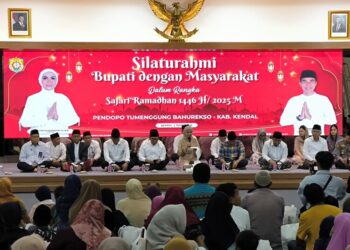 Silaturahmi ke Masyarakat, Bupati Kendal Siapkan Safari Ramadhan di 20 Kecamatan 30 Bupati Kendal, Dyah Kartika Permanasari, didampingi Wakil Bupati Kendal, Benny Karnadi, serta Forkopimda Kendal dalam kegiatan silaturahmi dengan masyarakat di Pendopo Tumenggung Bahurekso pada Senin, 3 Maret 2025. (Arvian Maulana/Lingkarjateng.id)