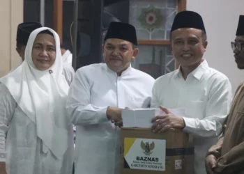 Bupati dan Wakil Bupati Semarang, Ngesti Nugraha dan Nur Arifah, saat menyalurkan bantuan sosial dalam kegiatan tarawih dan silaturahmi (tarhim) di Masjid Agung Al-Mabrur, Sidomulyo, Kecamatan Ungaran Timur, Kabupaten Semarang, pada Senin malam, 3 Maret 2025. (Dok. Diskominfo Kab. Semarang/Lingkarjateng.id)