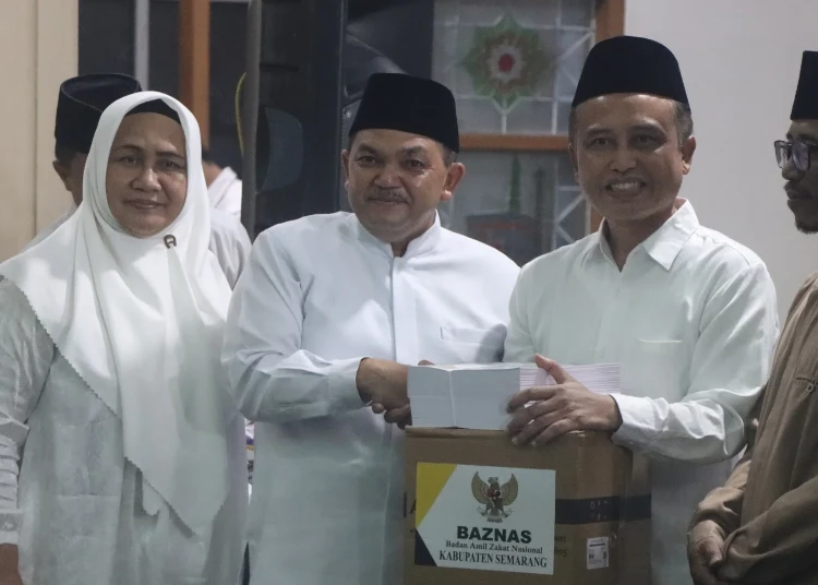 Bupati dan Wakil Bupati Semarang, Ngesti Nugraha dan Nur Arifah, saat menyalurkan bantuan sosial dalam kegiatan tarawih dan silaturahmi (tarhim) di Masjid Agung Al-Mabrur, Sidomulyo, Kecamatan Ungaran Timur, Kabupaten Semarang, pada Senin malam, 3 Maret 2025. (Dok. Diskominfo Kab. Semarang/Lingkarjateng.id)