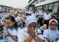 Buruh dan karyawan mendengarkan pidato dari direksi perusahaan di Pabrik Sri Rejeki Isman Tbk (Sritex) di Kabupaten Sukoharjo, Jawa Tengah, Jumat, 28 Februari 2025. (ANTARA/Lingkarjateng.id)