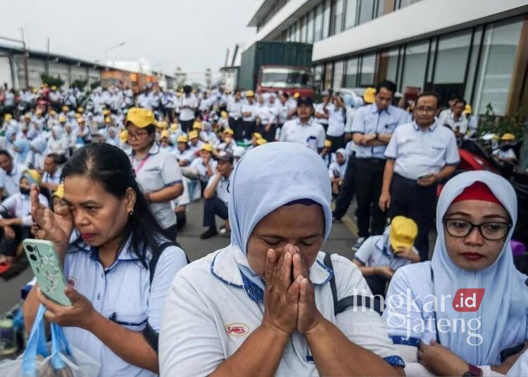 Buruh dan karyawan mendengarkan pidato dari direksi perusahaan di Pabrik Sri Rejeki Isman Tbk (Sritex) di Kabupaten Sukoharjo, Jawa Tengah, Jumat, 28 Februari 2025. (ANTARA/Lingkarjateng.id)