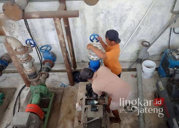 ILUSTRASI: Petugas PDAM melakukan perawatan jaringan air di Gudang Banyu Jiken, Kabupaten Blora. (PDAM Blora/Lingkarjateng.id)
