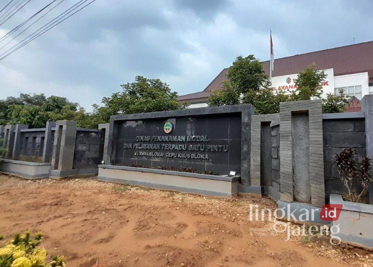 POTRET: Tampak depan Kantor Dinas Penanaman Modal dan Pelayanan Terpadu Satu Pintu Kabupaten Blora. (Eko Wicaksono/Lingkarjateng.id)