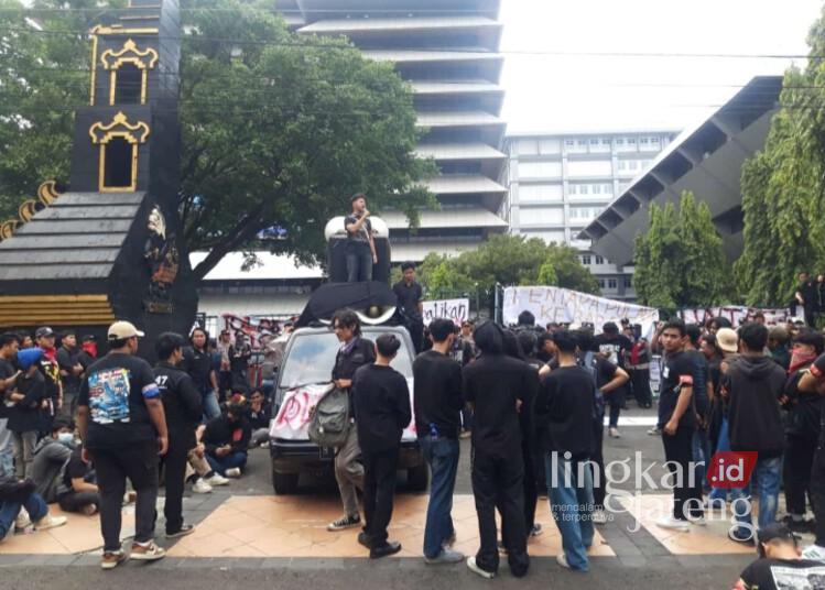 Ratusan massa aksi dari mahasiswa Kota Semarang menggeruduk kantor DPRD Jawa Tengah (Jateng) untuk menolak UU TNI pada Kamis, 20 Maret 2025. (Syahril Muadz/Lingkarjateng.id)