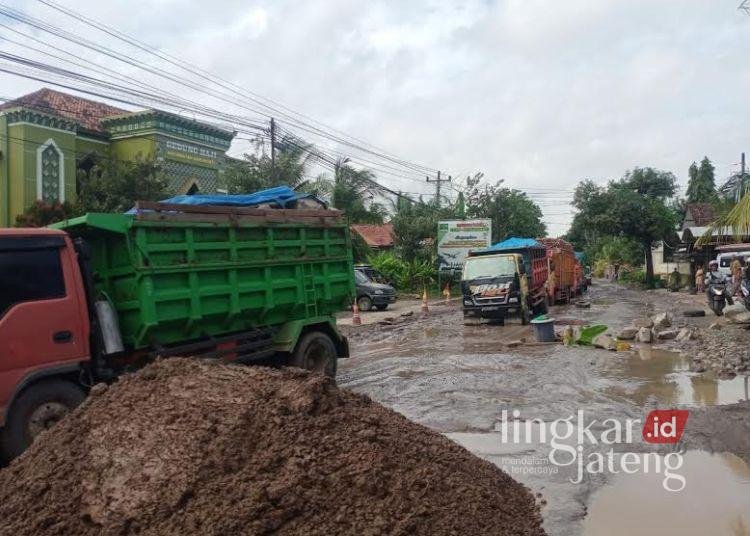 RUSAK: Kondisi jalan rusak di Jalan Tayu-Puncel turut Kecamatan Dukuhseti, Kabupaten Pati pada Kamis, 9 Januari 2025. (Setyo Nugroho/Lingkarjateng.id)