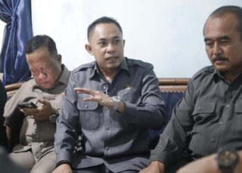 Anggota Komisi B Dewan Perwakilan Rakyat Daerah (DPRD) Kabupaten Pati, Muslihan (tengah). (Lingkarjateng.id)