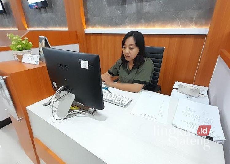 Dinsos P3A Buka Layanan Aktivasi KIS-PBI Lewat MPP Blora, Ini Syaratnya 25 Petugas konter Dinas Sosial Pemberdayaan Perempuan dan Perlindungan Anak (DINSOS P3A) di Mal Pelayanan Publik Kabupaten Blora. (Eko Wicaksono/Lingkarjateng.id)