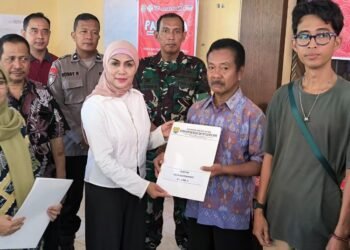 SIMBOLIS: Bupati Kendal, Dyah Kartika Permanasari menyerahkan dokumen kependudukan yang telah dibuat kembali oleh Disdukcapil kepada warga Desa Kebonharjo saat launching layanan Pak Bana di Balai Desa Kebonharjo, Kecamatan Patebon, Kendal, Sabtu, 8 Maret 2025. (Arvian Maulana/Lingkarjateng.id)