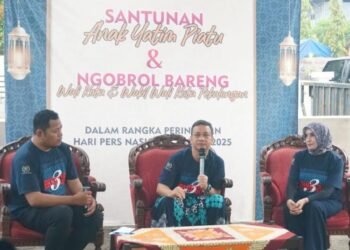 Wali Kota Pekalongan Achmad Afzan Arslan Djunaid bersama Wakil Wali Kota Pekalongan Balgis Diab dalam acara Ngobrol Bareng Wali Kota dan Wakil Wali Kota Pekalongan di halaman PWI Kota Pekalongan, Jumat, 14 Maret 2025. (Fahri Akbar/Lingkarjateng.id)